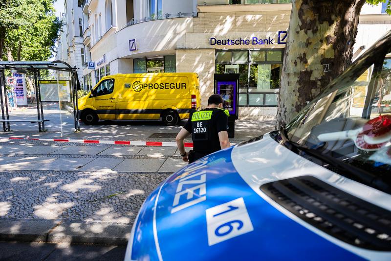 Berlinben fegyveres rablásra tett kísérlet történt, és a helyszínen lövések is eldördültek.