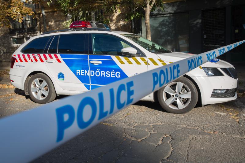 Eger közelében egy fiatal fiú súlyosan megsérült, miután egy konfliktus robbant ki a visszaváltható palackok miatt. Az eset nyomán a rendőrség nyomozást indított, hogy kiderítse a történtek pontos körülményeit. A helyszínen tanúk vallomásait is begyűjtik,