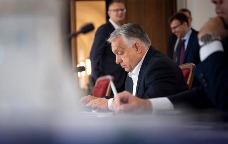 Orbán Viktor bejelentette, hogy a fiatalok számára kedvező lehetőség nyílik az első lakás megvásárlására: 3%-os kamattal igényelhetnek hitelt, amely akár 50 millió forintig terjed, mindössze 10%-os önrésszel. Ez a lépés segíthet a lakáscélok elérésében, é