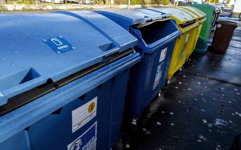 Párkányban a hulladékgyűjtő szigetek védelme érdekében kamerás megfigyelési rendszert szeretnének bevezetni.