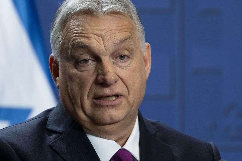Orbán Viktor és Karácsony Gergely a Lehel Csarnokban találkoztak, ahol egy váratlanul szórakoztató pillanat bontakozott ki közöttük. Az esemény nem csupán politikai találkozó volt, hanem egy kis humorral fűszerezett, könnyed interakció is, amely megmosoly