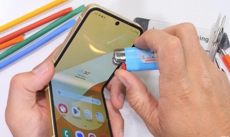 A Samsung Galaxy Z Flip7-t a legszélsőségesebb körülmények között tesztelték: égették, karcolták és nyúzták, hogy kiderüljön, mennyire bírja a gyűrődést. A hajlítható kijelzője nemcsak innovatív, hanem rendkívüli ellenállóságot is ígér. A tortúrateszt sor