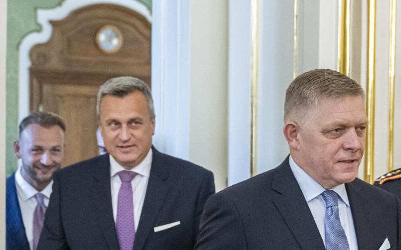 A mentőtender körüli helyzet komoly feszültséget generál a koalíciós partnerek között, hiszen Fico és Danko nézetei éles ellentétben állnak egymással.