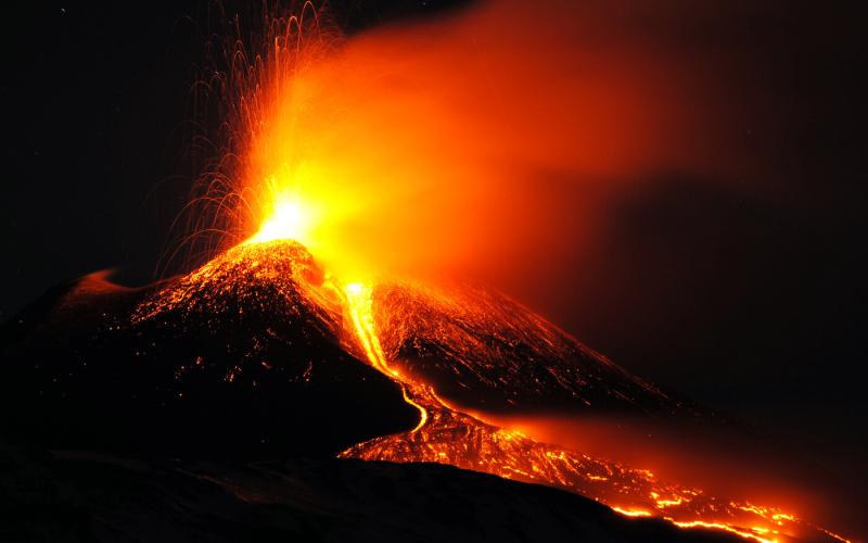 Kitört Európa egyik legagresszívebb vulkánja, az Etna, amely már régóta a természet erőinek lenyűgöző, mégis félelmetes megnyilvánulásaként ismert.