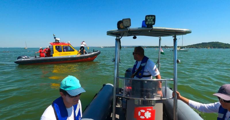 A Balaton partján szomorú esemény történt: egy nő hirtelen rosszul lett, miközben a férje próbálta megőrizni a nyugalmát, és támogatta őt a vízben. Sajnos a kiérkező mentősök erőfeszítései ellenére nem tudták megmenteni az életét, és a tragédia mélyen meg