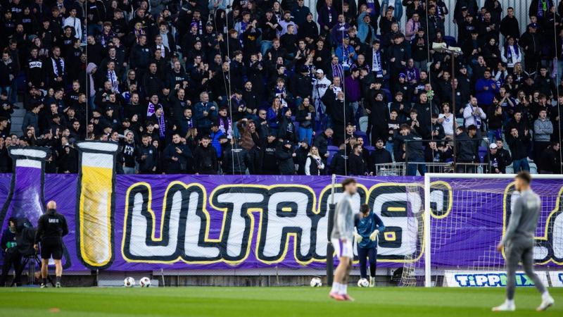 A vendégek megérkeztek, és nyugodt légkör uralkodott az Újpest és Ferencváros rangadója előtt.
