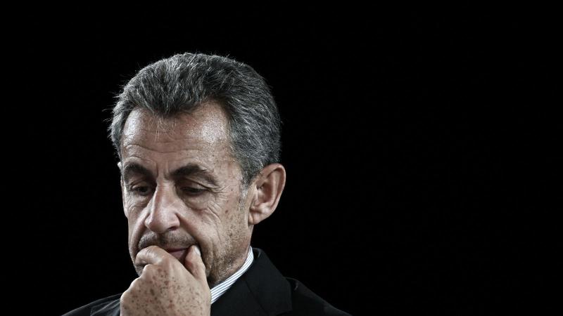 Egyik cellatársa életveszélyesen megfenyegette Nicolas Sarkozyt.