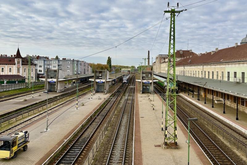 Lassan, de biztosan helyreállhat a vasúti közlekedés a győri fővonalon.