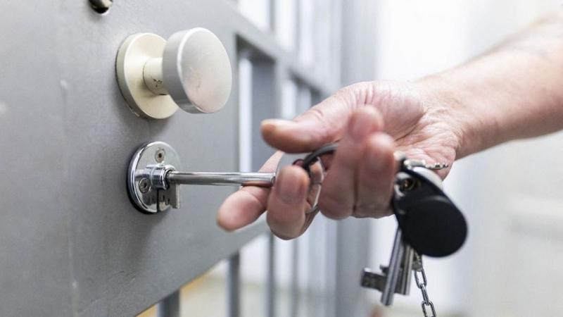 Brit botrány: véletlenül szabadon bocsátották az erőszakos migránst, ráadásul még pénzt is juttattak neki.