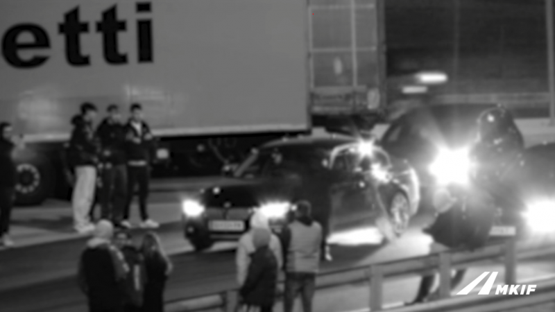 Furcsa helyszínen zajlott az illegális gyorsulási verseny, amikor a rendőrök váratlanul közbeléptek. Az eseményre senki sem számított, de a hatóságok gyorsan lecsaptak a résztvevőkre. -- Totalcar