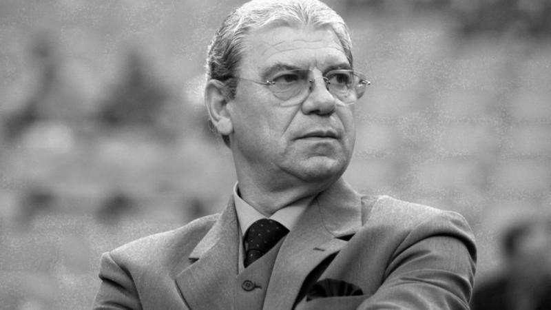 A hadifogságból hazatért apját szinte alig ismerte meg; a kommunista rezsim a férfit, akit gyermekként ismert, teljesen megváltoztatta. Az évek során a háborús élmények és a politikai nyomás mély nyomot hagytak rajta, és a családtagok közötti kötelékek is