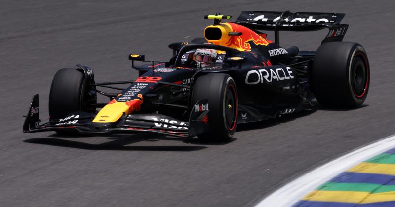 Alig indult el az F1-es szabadedzés, amikor az egyik Red Bull máris a falnak ütközött.