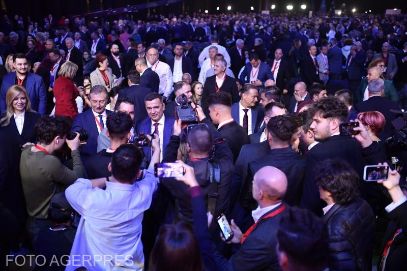 A szociáldemokraták új pártelnököt választottak – Az országot egy fék nélküli buszhoz hasonlította (VIDEÓ)