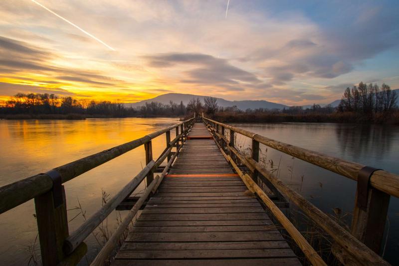 Fedezd fel a varázslatos olasz tavat, ahol a víz tükrében sétálhatsz! A Startlap Utazás bemutatja ezt a lenyűgöző helyet, ahol a természet és a fantázia határvonalán járhatsz. Képekben elevenedik meg a tó mesebeli szépsége, ahol a víz felszínén valóban úg