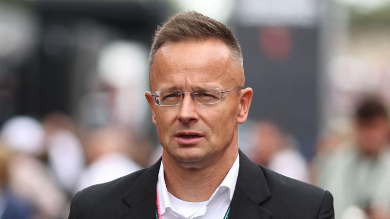 Szijjártó Péter hangsúlyozta, hogy Magyarország a brüsszeli nyomás ellenére is határozottan elutasítja az illegális migránsok befogadását. A magyar kormány álláspontja szerint az ország szuverenitása és biztonsága elsődleges, és nem engedik meg, hogy küls