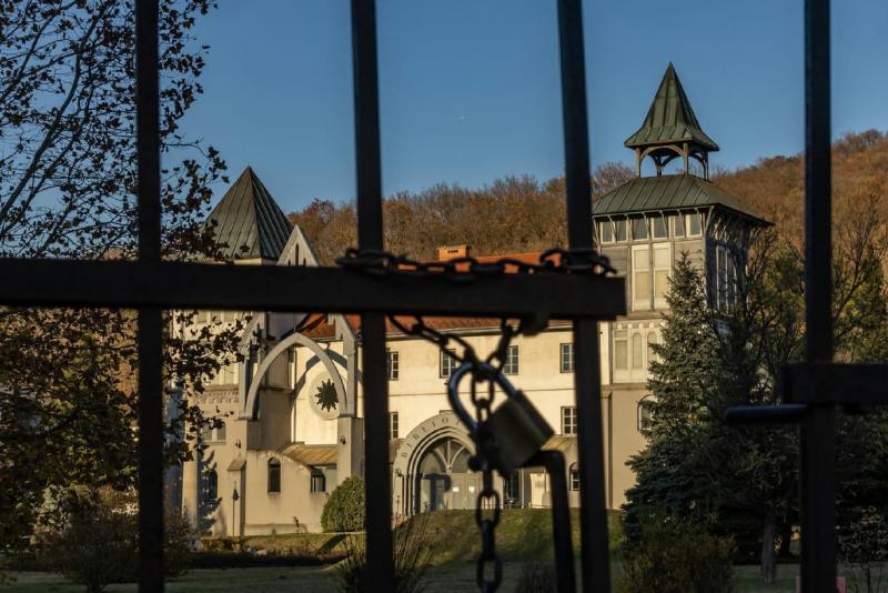 Amikor kilenc résztvevő számára rendeznek konferenciát, a Makovecz Imre által megálmodott piliscsabai projekt továbbra is hatalmas összegeket emészt fel.