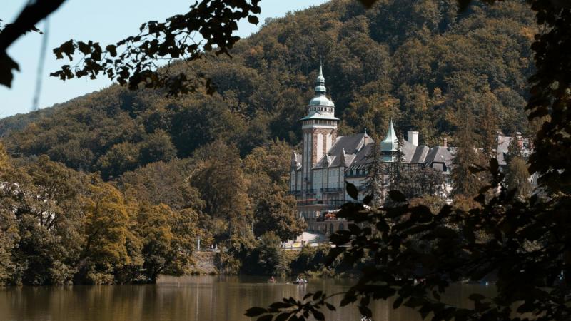 Lillafüred festői tava nemcsak szépségével, hanem most egy szomorú eseménnyel is felkeltette a figyelmet. A közelmúltban egy tragikus baleset történt, amely sokakat megdöbbentett. A látványos környezet és a természet csodái mellett a víz mélyén rejlő vesz